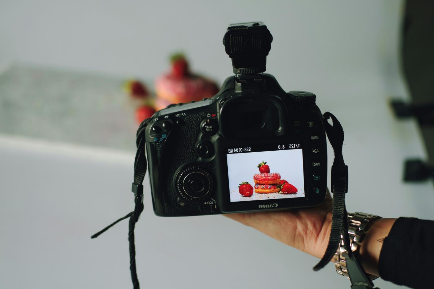 Kamera und Fotoausrüstung auf einem Tisch