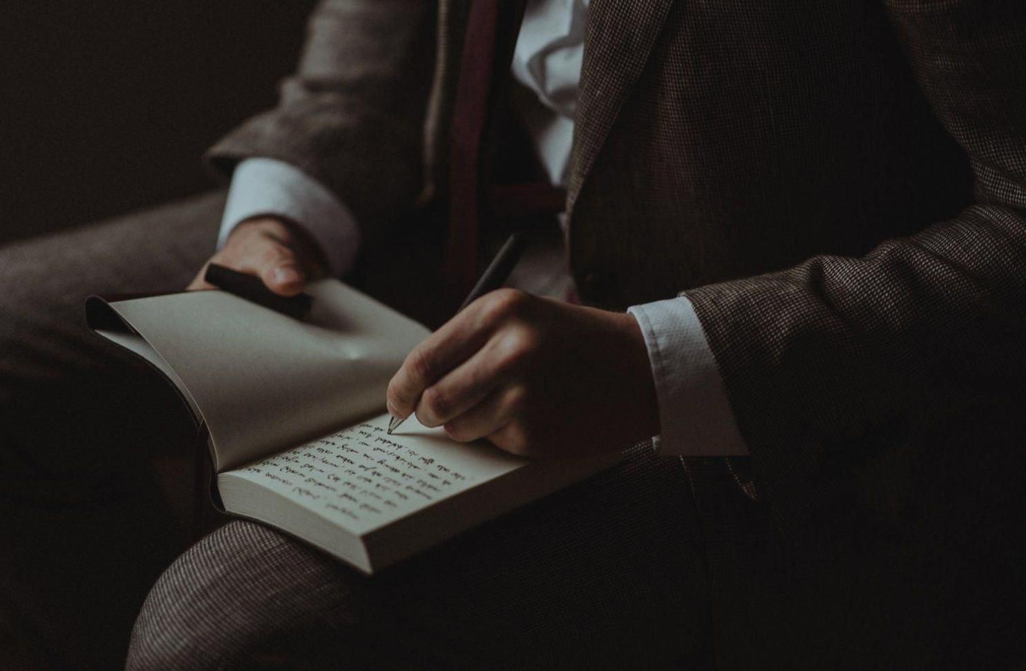 Fotokurs Teilnehmerin beim Einrichten der Kamera in einem Online-Webinar